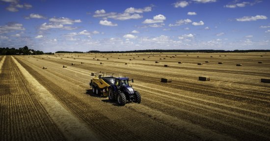 Systém BigBaler Enhanced Baler Productivity má zajistit plynulejší tok sklízeného materiálu, vyšší výkon lisu a omezit nutnost zásahů obsluhy při změnách podmínek.