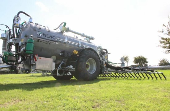 PICHON SV10R s objemem 10 500 litrů sází na krátký rozvor a dobrou ovladatelnost v úzkých průjezdech i členitém terénu.