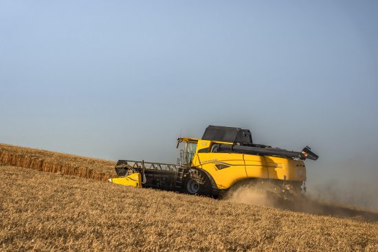 Systém Combine Smart Traction Control automaticky rozděluje točivý moment mezi přední a zadní nápravu sklízecí mlátičky podle terénu a aktuálního zatížení stroje.