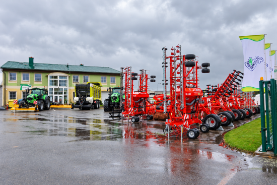 Před budovou AgroKonzulty Žamberk jsme si mohli prohlédnout techniku Güttler, traktory DEUTZ-FAHR i vůz Fliegl Cargos.