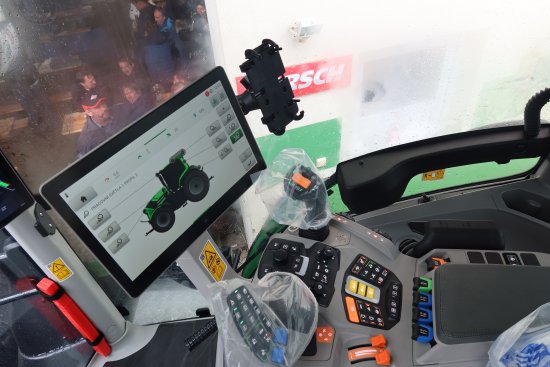 U traktoru DEUTZ-FAHR 8340 TTV jsme nezůstali jen u pohledu zvenčí. Mohli jsme nahlédnout i do nové kabiny a prohlédnout si pracoviště řidiče.