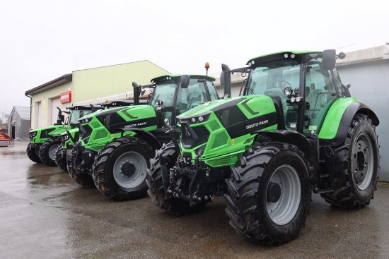 V areálu AgroKonzulty Žamberk jsme si mohli zblízka prohlédnout hned několik traktorů DEUTZ-FAHR, včetně modelů 6205 RCshift a 6210 TTV.