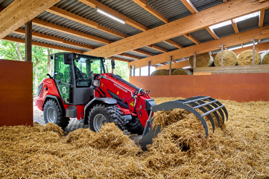 Weidemann 2060T na farmě Hahuesových nezahálí. Každý den pomáhá s krmením skotu, přepravou balíků i údržbou hospodářství.