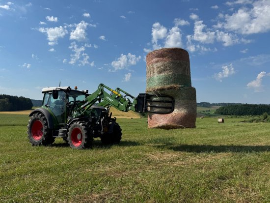 Při svozu a stohování balíků využil Fendt e107 Vario také přední nakladač. Právě při těchto lehčích a přerušovaných pracích se podle Jana Válka osvědčila výdrž baterie i rekuperace při jízdě z kopce.