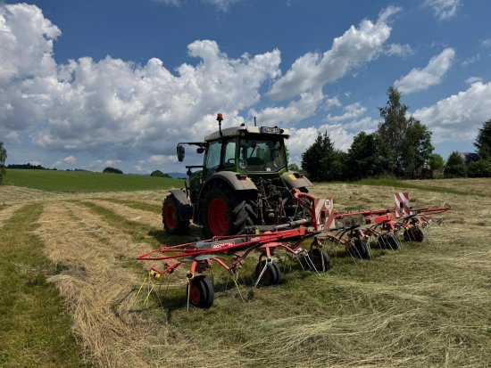 Fendt e107 Vario při obracení sena. Na jedno nabití zvládl až 15 ha luk.