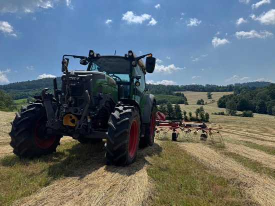 Traktor pracuje na ekologické farmě v Krkonoších, která hospodaří přibližně na 70 hektarech půdy.