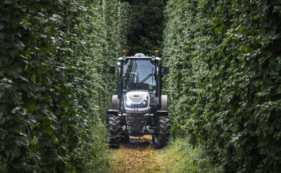 Speciální traktor s výkonem 120 koní je určen především pro práci v sadech, chmelnicích a dalších trvalých kulturách.