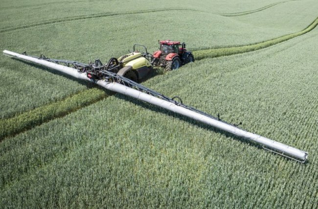 Systém AutoTerrainPro pomáhá u ramen TWIN FORCE udržovat nastavenou výšku nad porostem i při jízdě po nerovném poli. Foto: HARDI International.