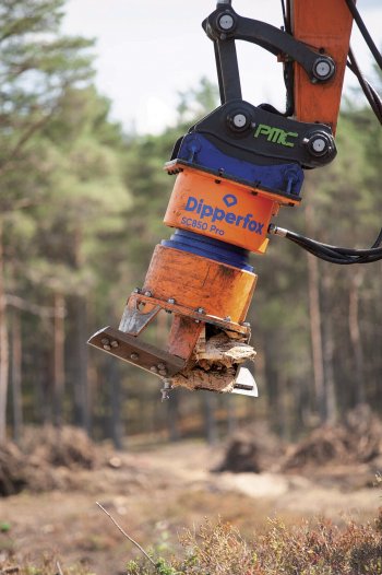 Speciálně konstruovaný vrtací nástroj pak proniká do pařezu a postupně rozrušuje jak dřevní hmotu nad zemí, tak i kořenový systém pod úrovní terénu.