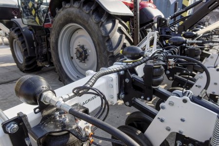 Detail pneumatického systému s tlakovými měchy umožňujícími plynulé nastavení přítlaku jednotlivých pracovních částí přímo z kabiny traktoru.