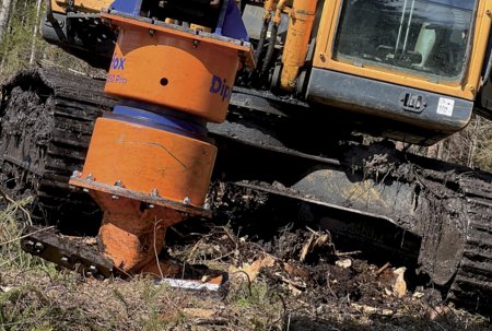 Zařízení agregované na výložník rýpadla a hydraulický systém nosiče využívá vysoký krouticí moment.