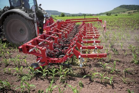 Univerzální řádkový kultivátor CHOPSTAR-ONE s extrémně flexibilním uspořádáním nástrojů, kompatibilitou a všestranností. Foto: Einböck