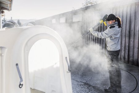 Dezinfekce boudy pro telata pomocí horké vody a páry.