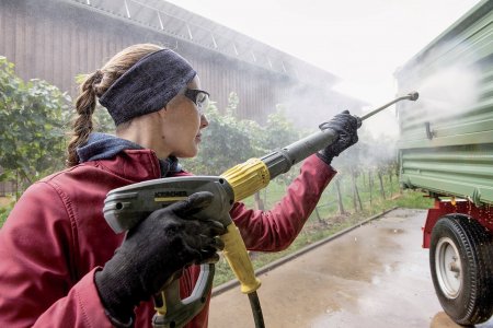 Výhodou je spoušť umístěná na zadní straně rukojeti.