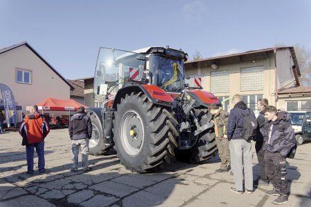 Velké traktory přitahovaly pozornost především mladší generace, která si detailně prohlížela jejich konstrukci.