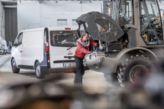 Za spolehlivým výkonem každého stroje stojí odborný servis. DEUTZ pomáhá zákazníkům udržet jejich techniku v pohybu, a to každý den a v jakýchkoli podmínkách. Foto: DEUTZ