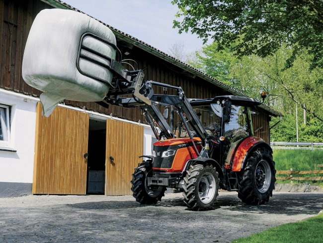 Traktor 7515 CAB s výkonem 74 koní patří do střední třídy. Díky silné hydraulice a nosnosti zadního závěsu až 2 400 kg je určen pro náročnější polní práce, tahání těžší techniky a dlouhodobý provoz.