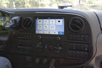 Multimediální systém umožňuje bezdrátově připojit mobilní telefon pomocí funkcí Android Auto a CarPlay.