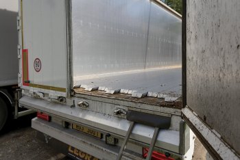 Návěs na štěpku má jednu zajímavost – podlahu posouvající materiál při vyprazdňování.