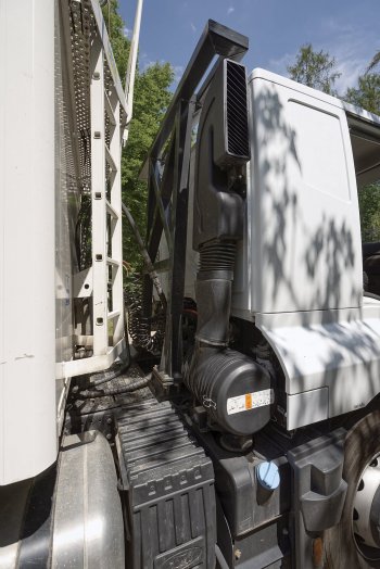 Nejviditelnější změnou v rámci přestavby vozidla kategorie N3 na traktor je montáž ochranného rámu za kabinou.