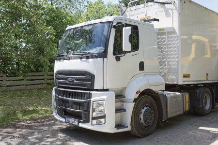 Ford F-Line 1845T se pro přepravu štěpky hodí díky své jednoduchosti a robustnosti. Vozidlo zvládá provoz na lesních cestách, manipulaci na meziskladech i rychlé přesuny po silnicích a dálnicích.