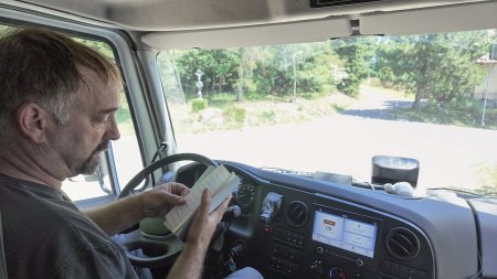  Spotřebu nafty si pan Paták pečlivě eviduje. Při ročních nájezdech, které se pohybují kolem desítek tisíc kilometrů, představuje každá litr na 100 km významnou finanční úsporu.