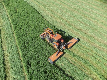 Praktická zkušenost Tomáše Neuberga ukazuje, že přechod na soupravu Kubota DM4032S a DM3087 přinesl vyšší produktivitu, jednodušší organizaci práce i lepší hospodárnost sklizně.