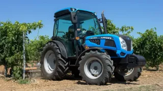 Modrý traktor Landini Rex při práci ve vinici