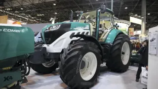 Zelenobílý traktor Arbos P7000 na výstavě