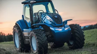 Modrý traktor New Holland Methane Power za soumraku