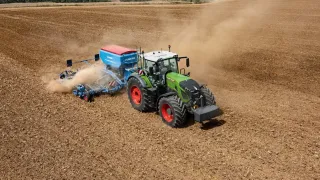 Zelený traktor Fendt s modrým secím strojem Lemken na poli