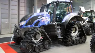 Modrý traktor Valtra na veletrhu TECHAGRO