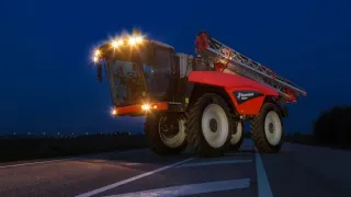 Samojízdný postřikovač Kverneland při práci za soumraku