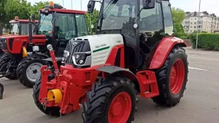 Traktory Belarus vystavené vedle sebe