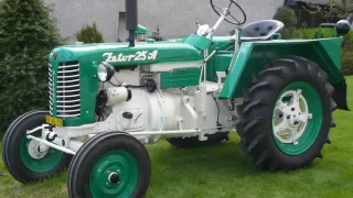 Zelenobílý historický traktor Zetor 25 A