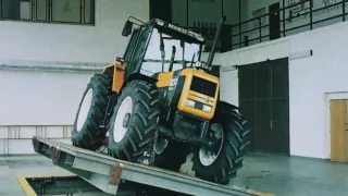 Traktor na nakloněné plošině při zkoušce stability
