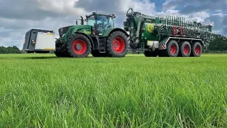 Zelený traktor s cisternou a aplikátorem kejdy Vogelsang na louce