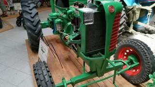 Částečně rozříznutý historický traktor Zetor 25 v muzeu