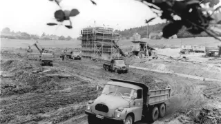 Archivní černobílý snímek nákladních vozů Tatra 138 na stavbě