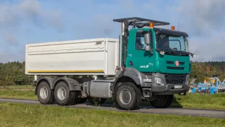 Zelený sklápěcí nákladní vůz Tatra 158 Phoenix na silnici.