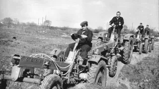 Historický černobílý snímek několika nosičů nářadí Fortschritt RS09.