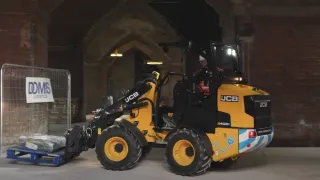 Elektrický kolový nakladač JCB v průmyslové hale