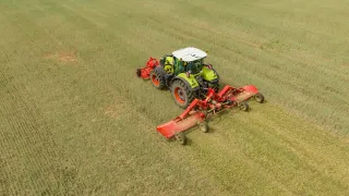 Traktor s mulčovací kombinací Tehnos při práci na poli