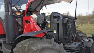 Otevřený motorový prostor červeného traktoru