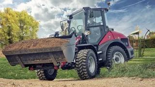 Kolový nakladač Yanmar s lopatou zeminy