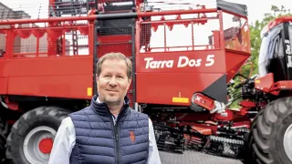Martin Führer stojí před sklízecím strojem Holmer Terra Dos 5.