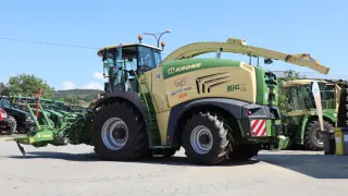 Zelená sklízecí řezačka Krone BiG X na dvoře.