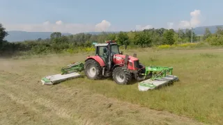 Traktor se žacími stroji SaMASZ při sklizni pícnin.
