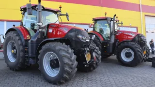 Dva červené traktory Case IH před budovou BV-Techniky