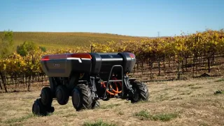 Robot Kubota KATR ve vinohradu.